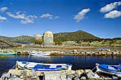 La baia di Elounda. Mulini a vento delle antiche saline.